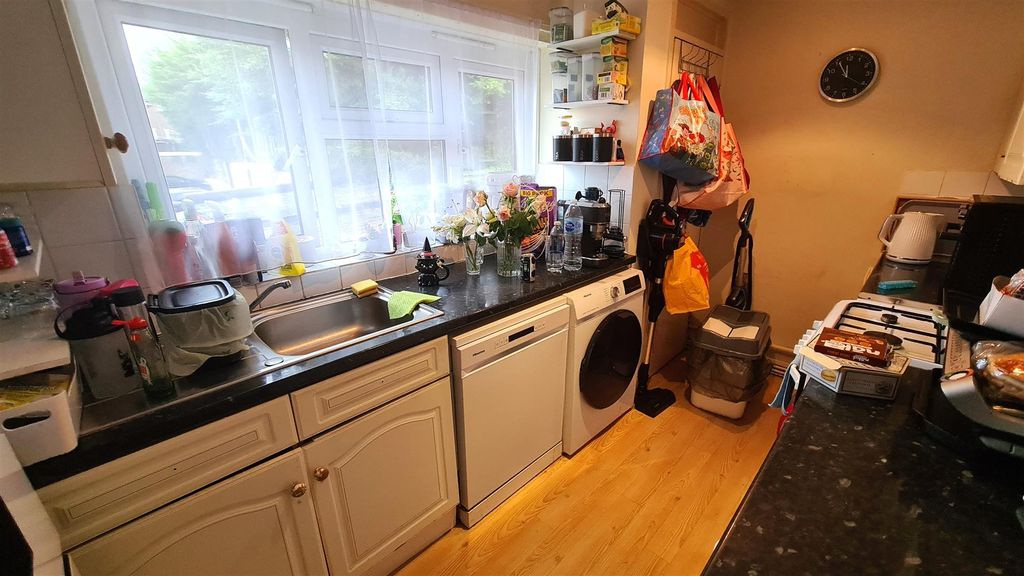 Property photo 3 of 15 Kit