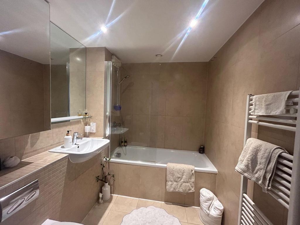 Property photo 2 of 11 Bathroom