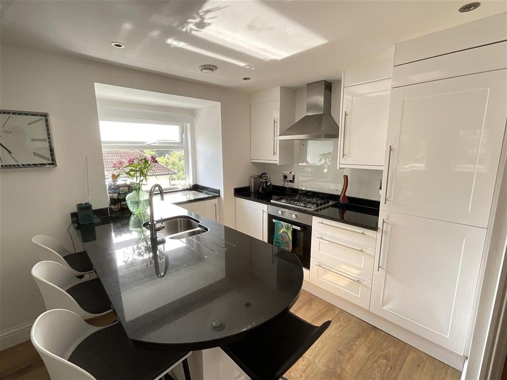 Property photo 3 of 11 Kitchen