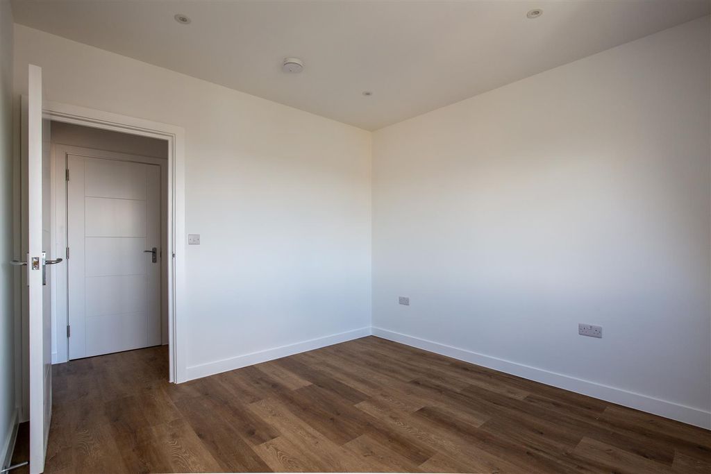 Property photo 3 of 10 Wimbledon Flat-7.Jpg