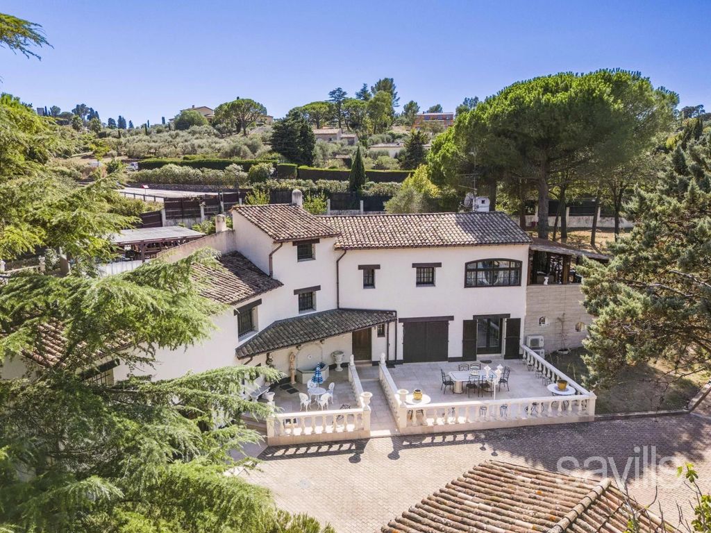 Property photo 1 of 10 Spacious Villa With Pool And Park