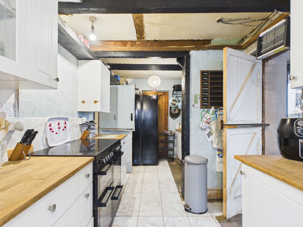 Property photo 3 of 19 Kitchen