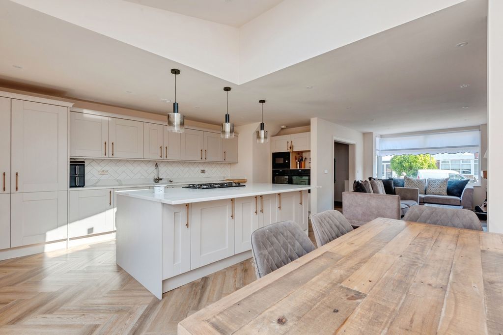 Property photo 2 of 32 Pbox-Img.Jpg