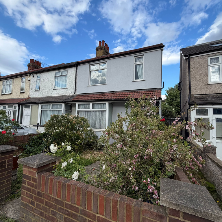 Property photo 1 of 11 4 Bed Detached House Ready To Rent In Dawley Road, Hayes, Ub3