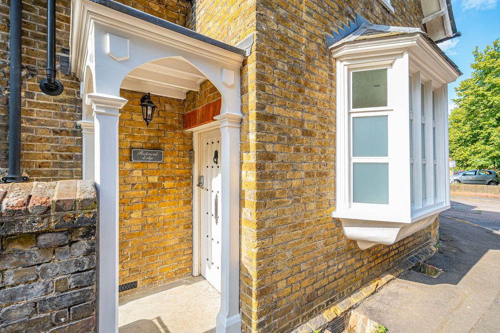 Property photo 2 of 33