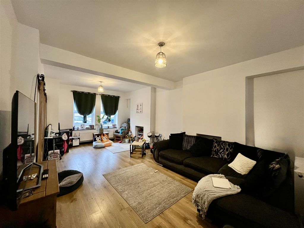 Property photo 2 of 17 Lounge