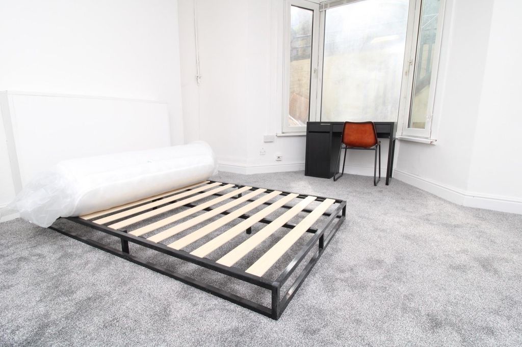 Property photo 1 of 4 Bright Modern Bedroom With Ample Study Space...