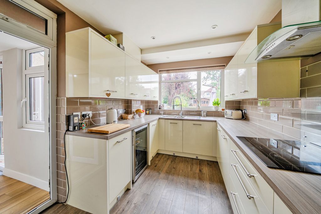 Property photo 3 of 21 1511515-7-6A981Ea...