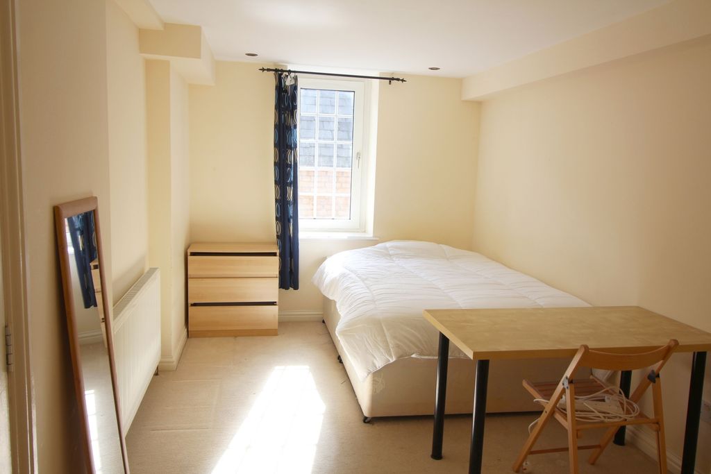 Property photo 3 of 6 Bedroom