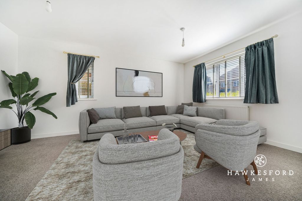 Property photo 2 of 19 Eveas Drive, Sittingbourne - Lounge