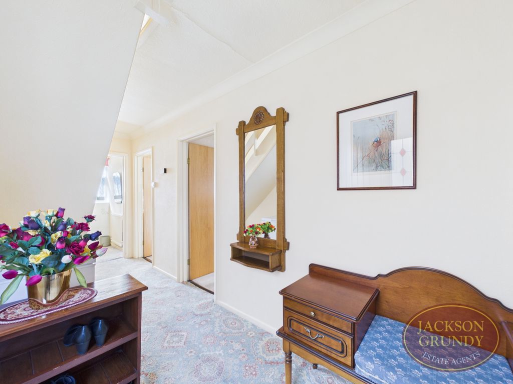 Property photo 2 of 23 Ringwood Close