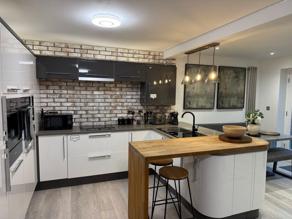 Property photo 3 of 69 Kitchen Open Plan
