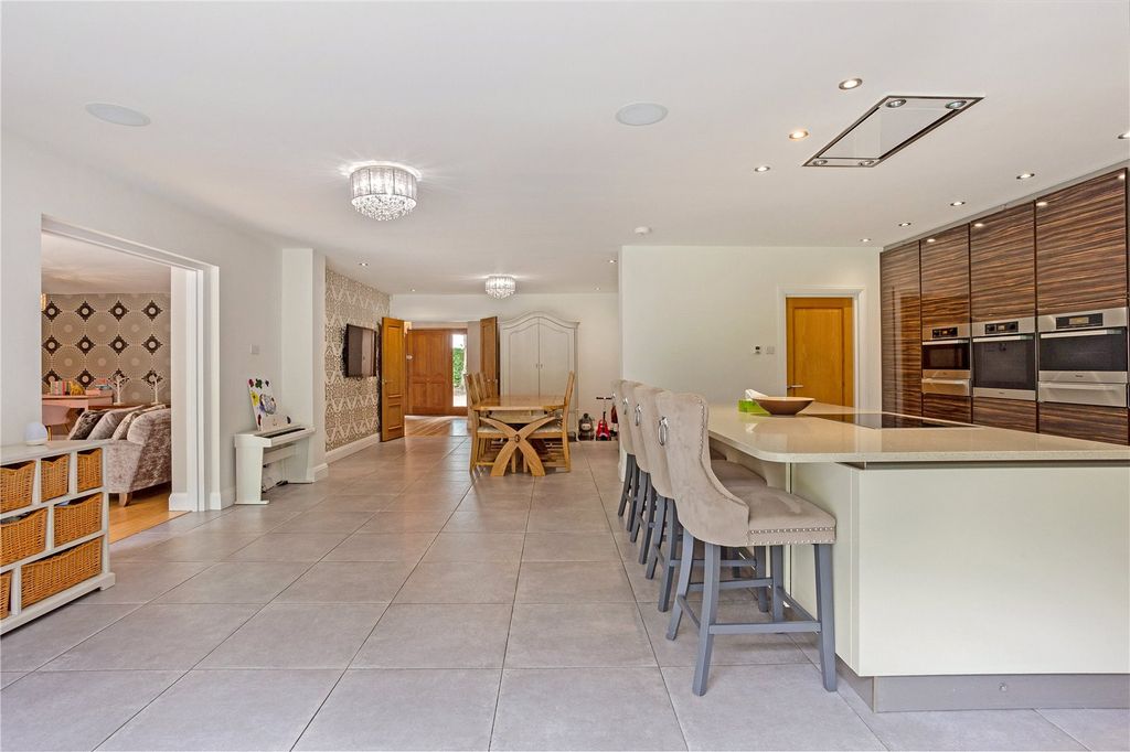 Property photo 3 of 14 Kitchen/Breakfast