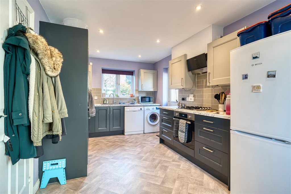 Property photo 2 of 10 Kitchen