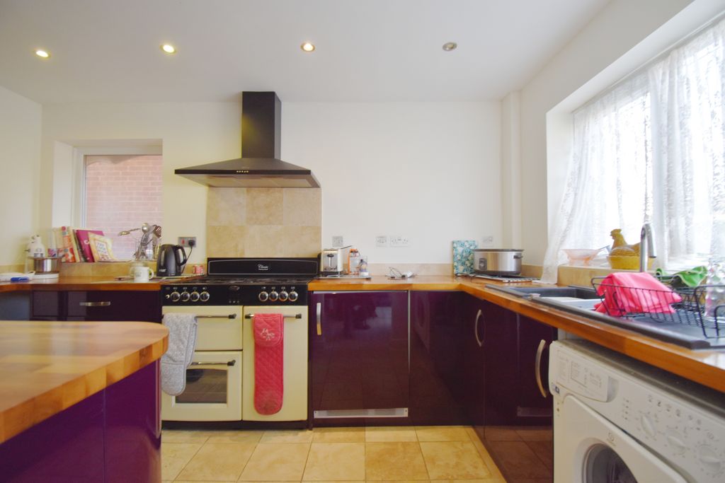 Property photo 1 of 16 Kitchen 1