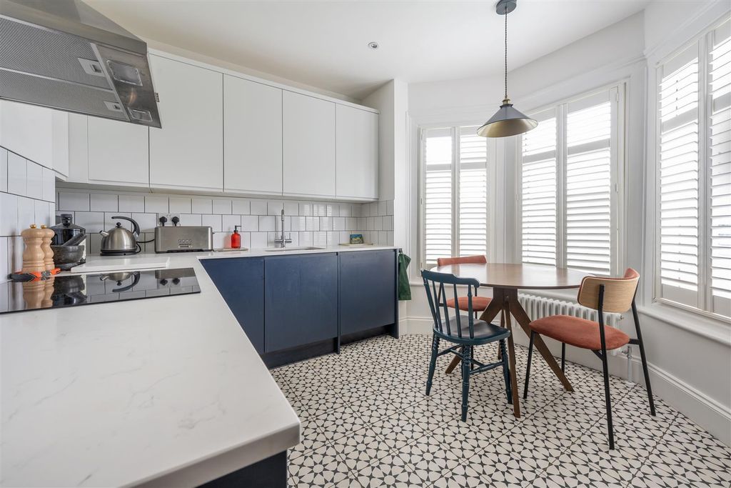 Property photo 3 of 19 Hawarden Road, E17