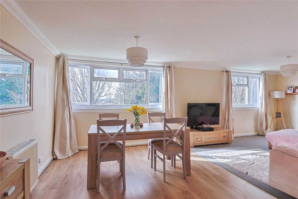 Property photo 3 of 21 Lounge