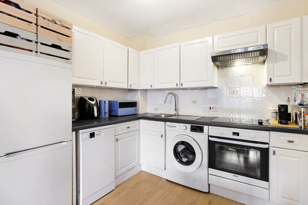 Property photo 3 of 17 Kitchen
