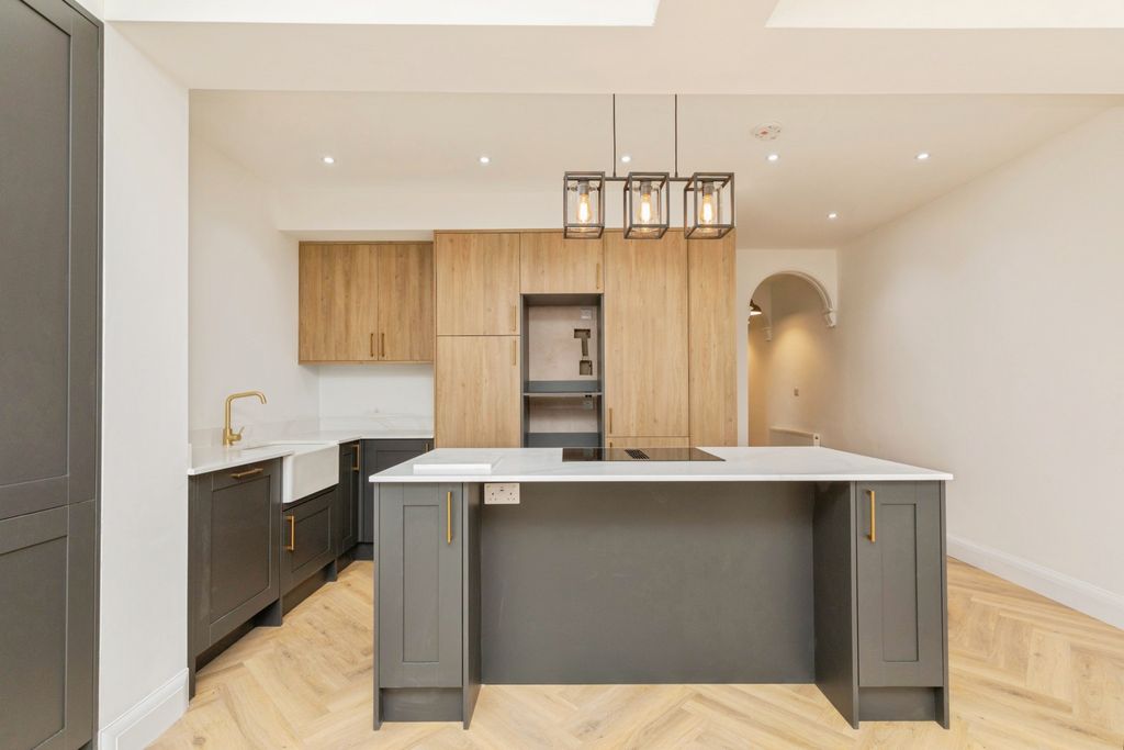 Property photo 3 of 20 Kitchen / Dining Room