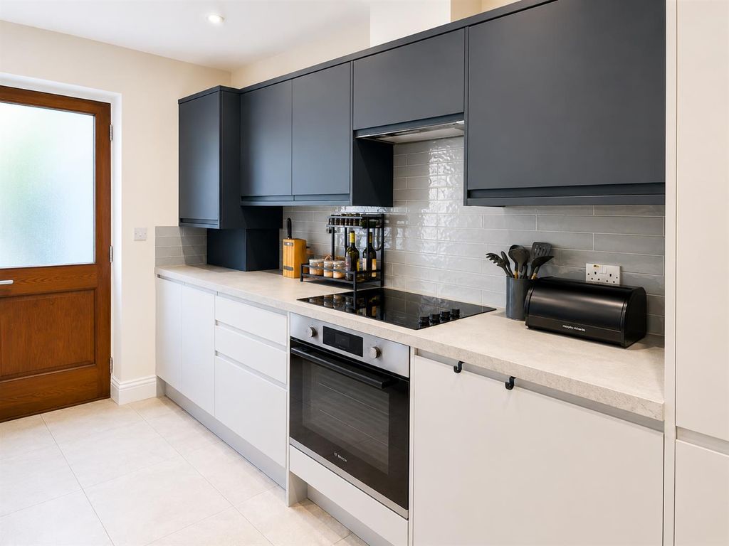 Property photo 3 of 8 Kitchen