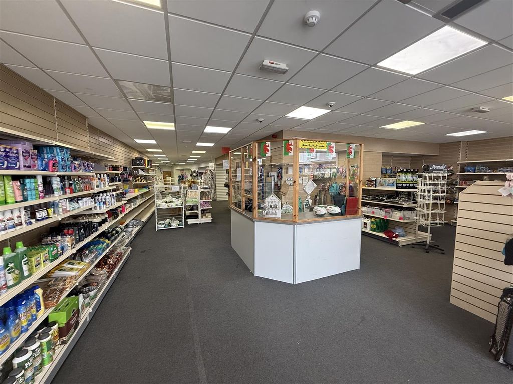 Property photo 2 of 32 Initial Retail Area