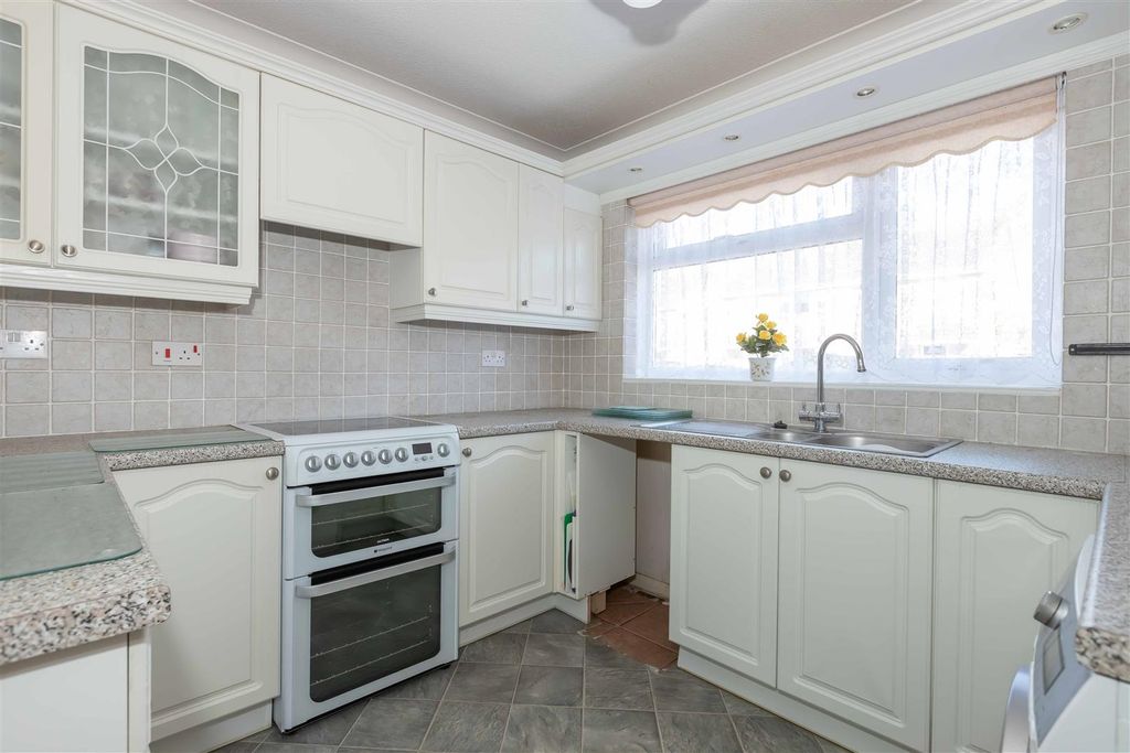 Property photo 2 of 15 Chippers Rd_9.Jpg