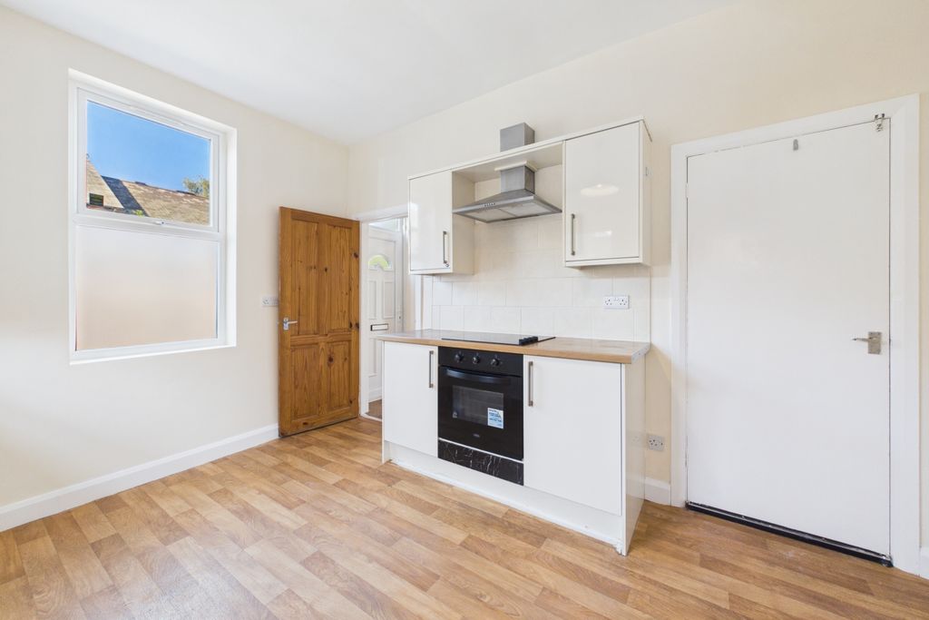 Property photo 3 of 19 Kitchen