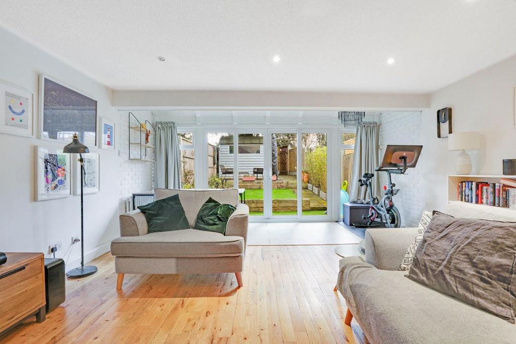 Property photo 3 of 15 13-94E6Jhpropworld - 6 Colvin Close - 4-Medium.Jpg