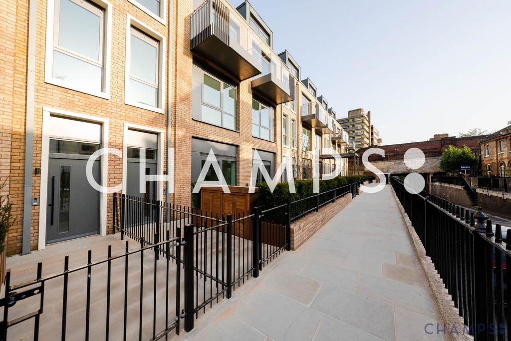 Property photo 1 of 21 2 Bed Flat At Sovereign Court, Hammersmith, W6 To Sell
