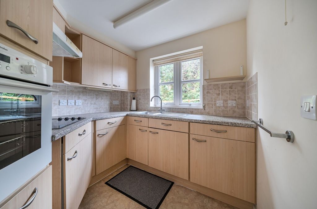 Property photo 3 of 11 Kitchen