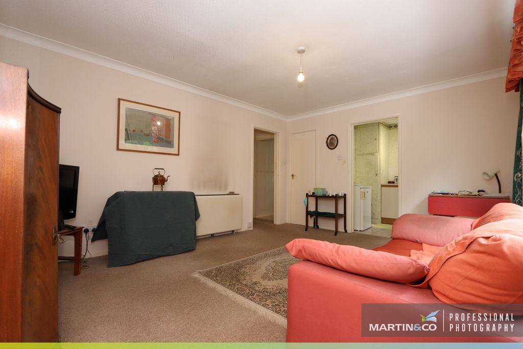 2 bed flat for saleRoehampton Court, Cranleigh Rise CF3 photo 4
