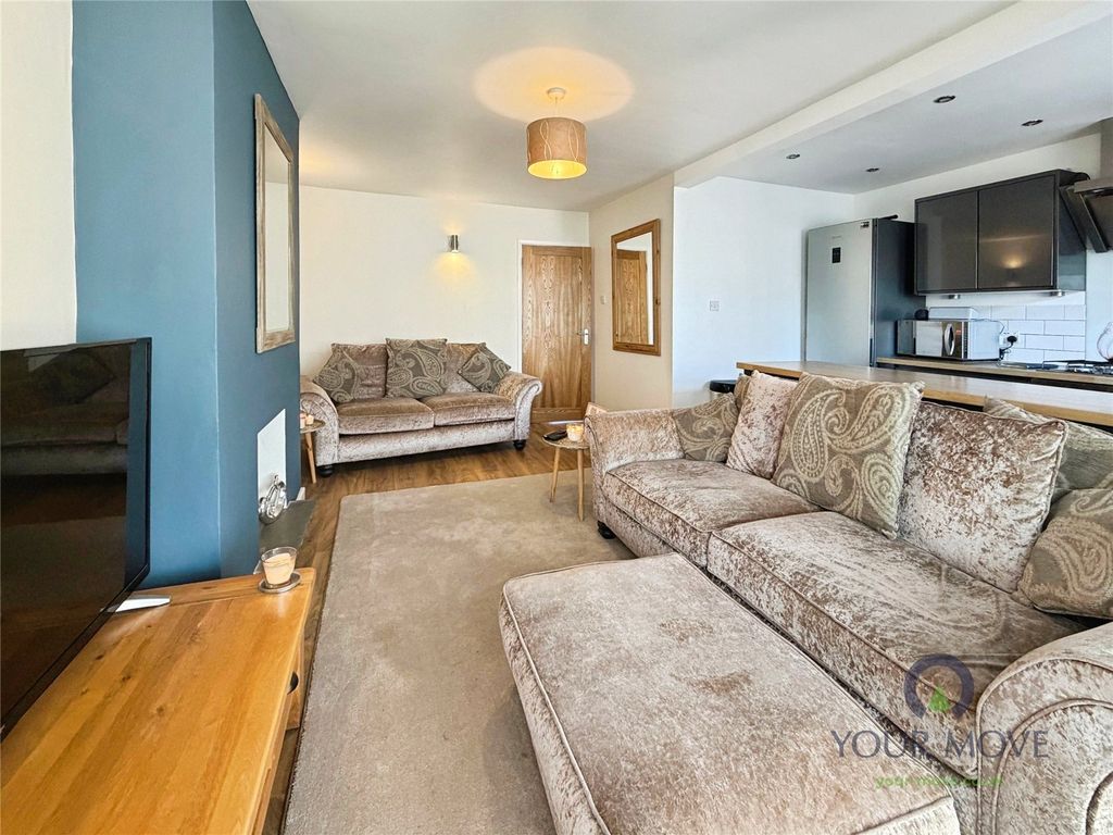 Property photo 3 of 13 Lounge