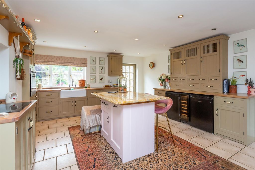 Property photo 2 of 43