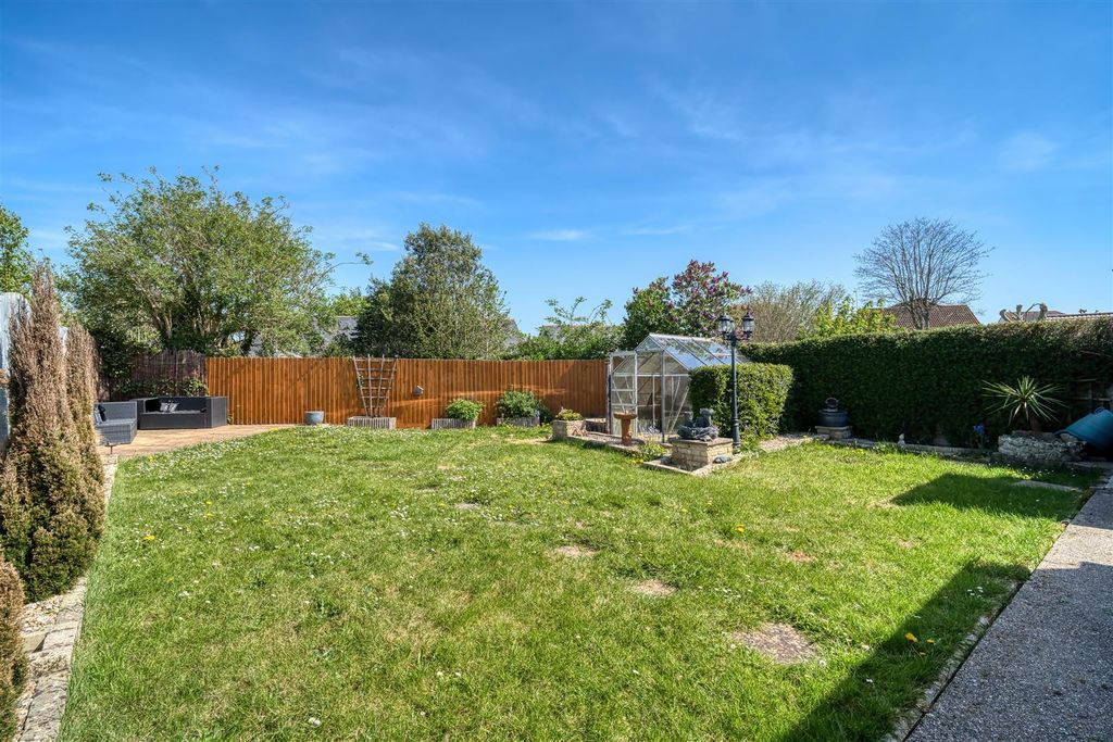 Property photo 3 of 10 Garden