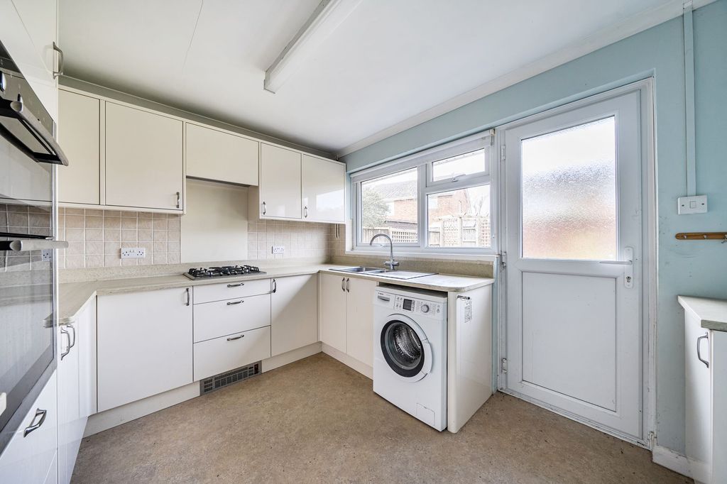 Property photo 3 of 18 Fitted Kitchen