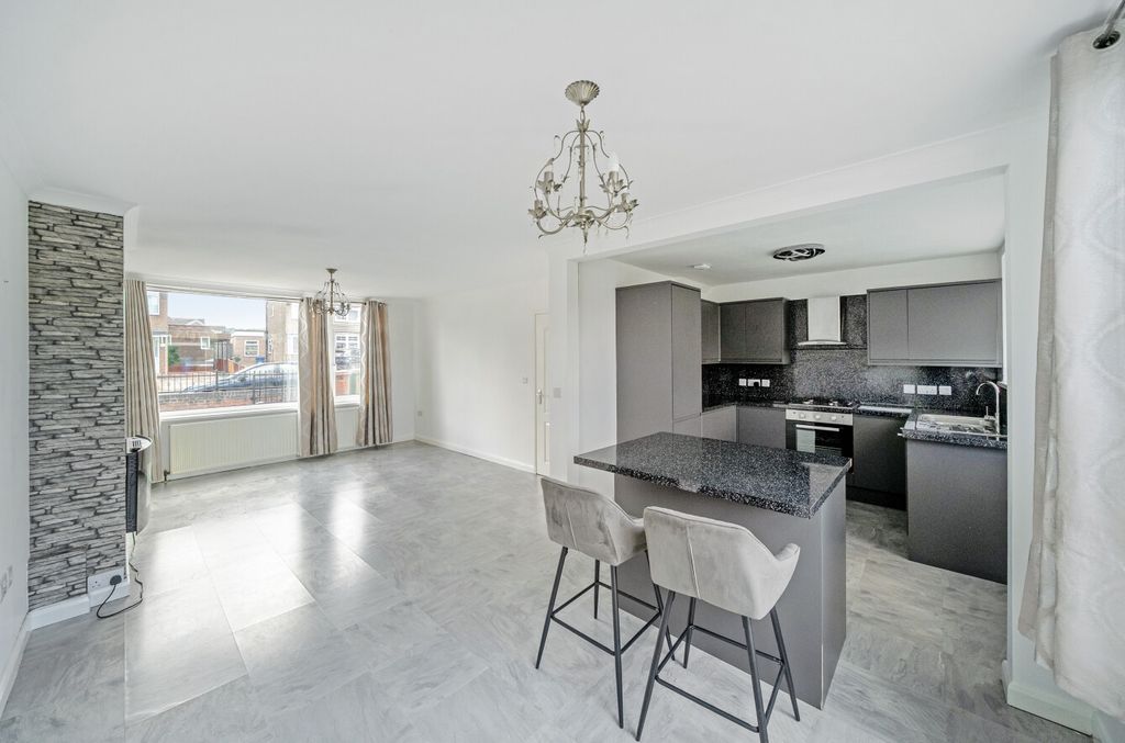 Property photo 3 of 20 1298444-11-682F45...