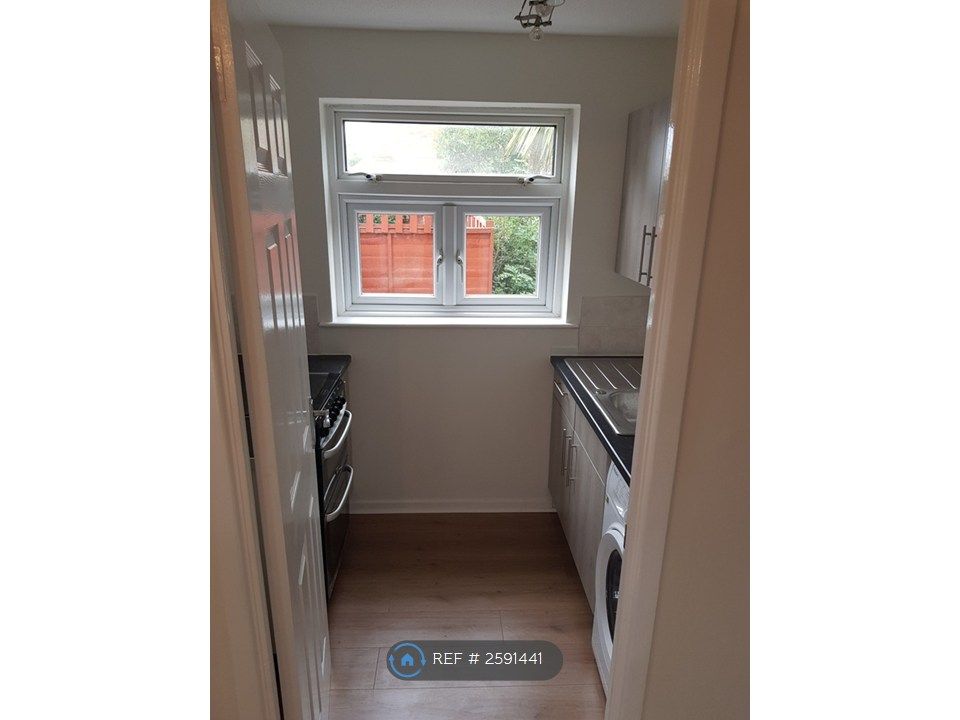Property photo 3 of 19 Kitchen With Cooker And Washing Machine