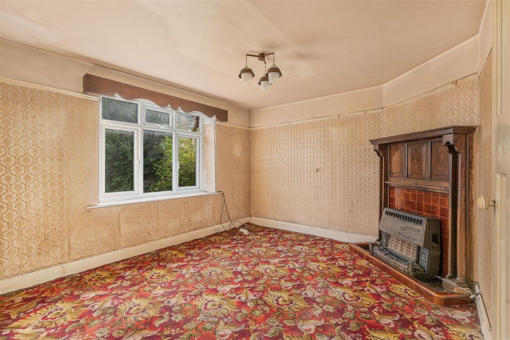 Property photo 2 of 13 6 Belgrave Crescent, Banbury-3.Jpg