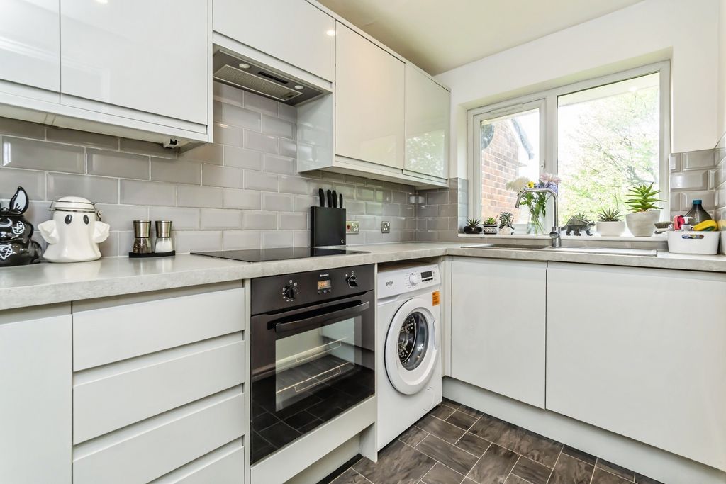 Property photo 3 of 8 Kitchen