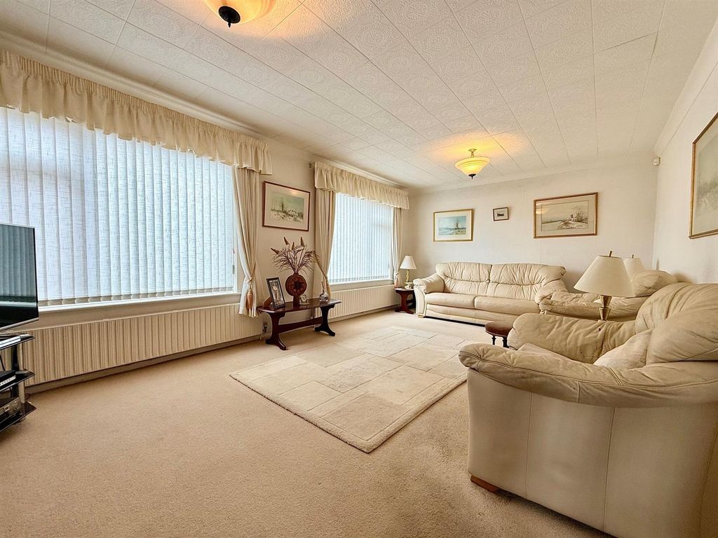 Property photo 2 of 17 Lounge