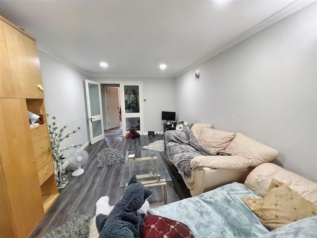 Property photo 3 of 9 Lounge: