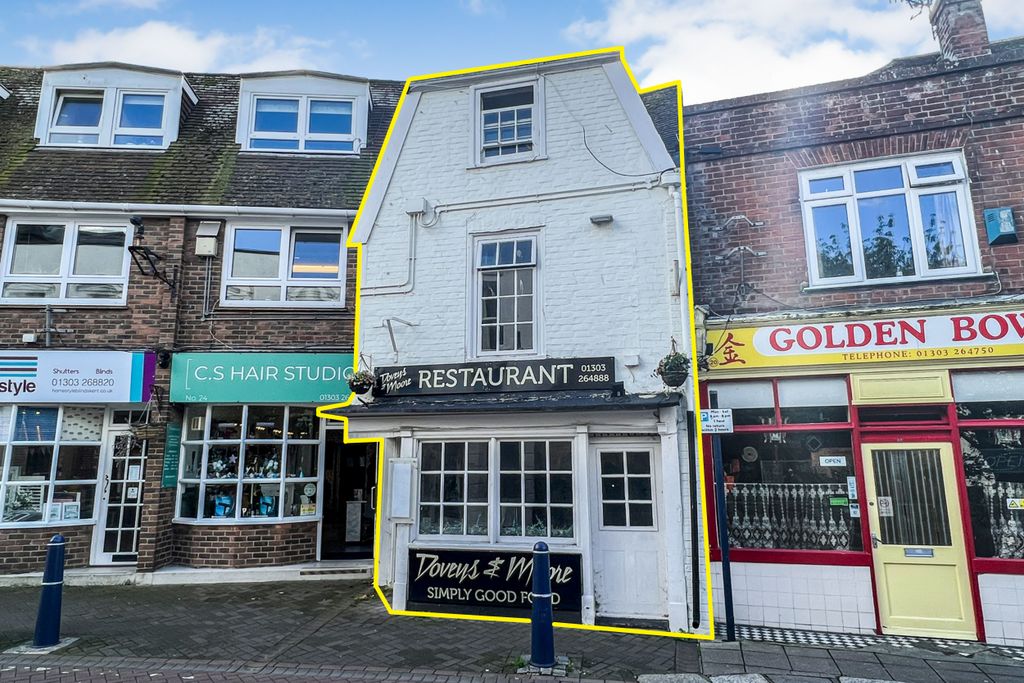 Property photo 2 of 4 22 High Street, Hythe, Ct21 5At