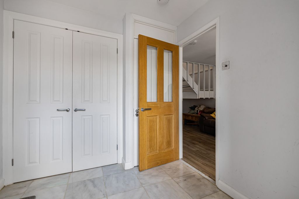 Property photo 2 of 21 Entrance Hall