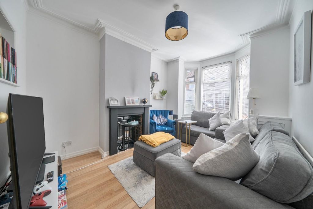 Property photo 3 of 20 1439514-10-69d51ee0A463A.Jpg