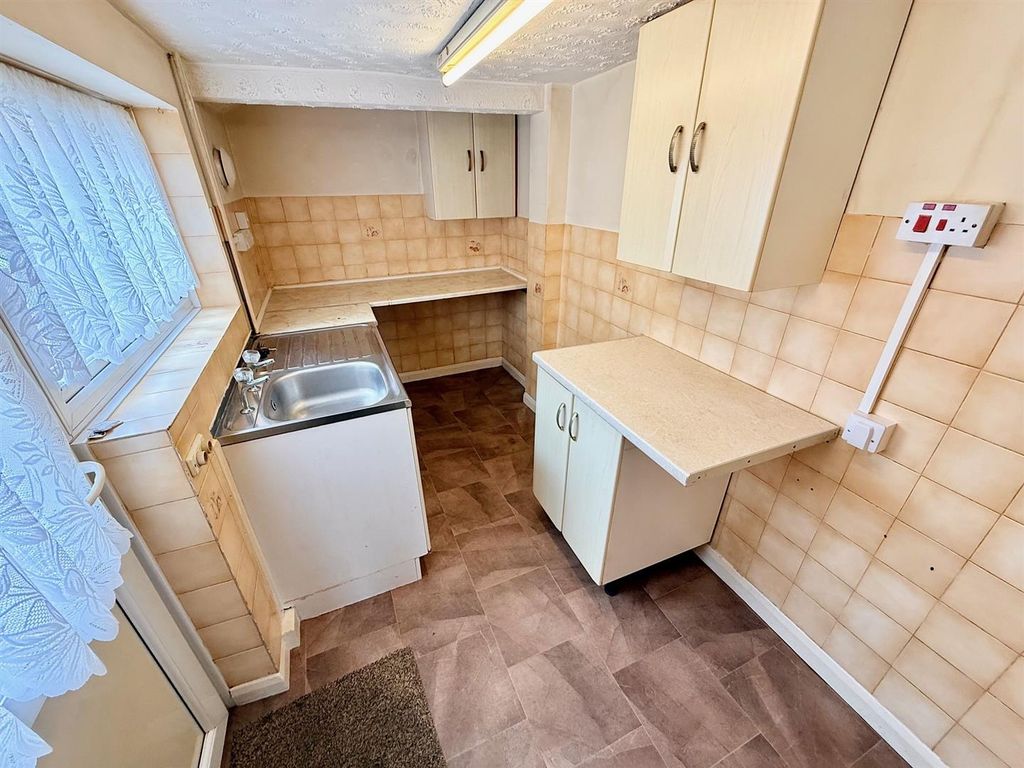 Property photo 2 of 10 Kitchen