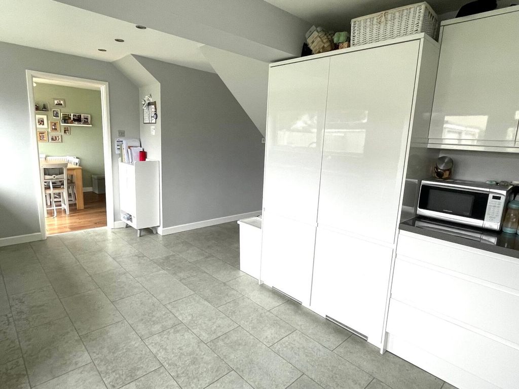 Property photo 3 of 23 Kitchen
