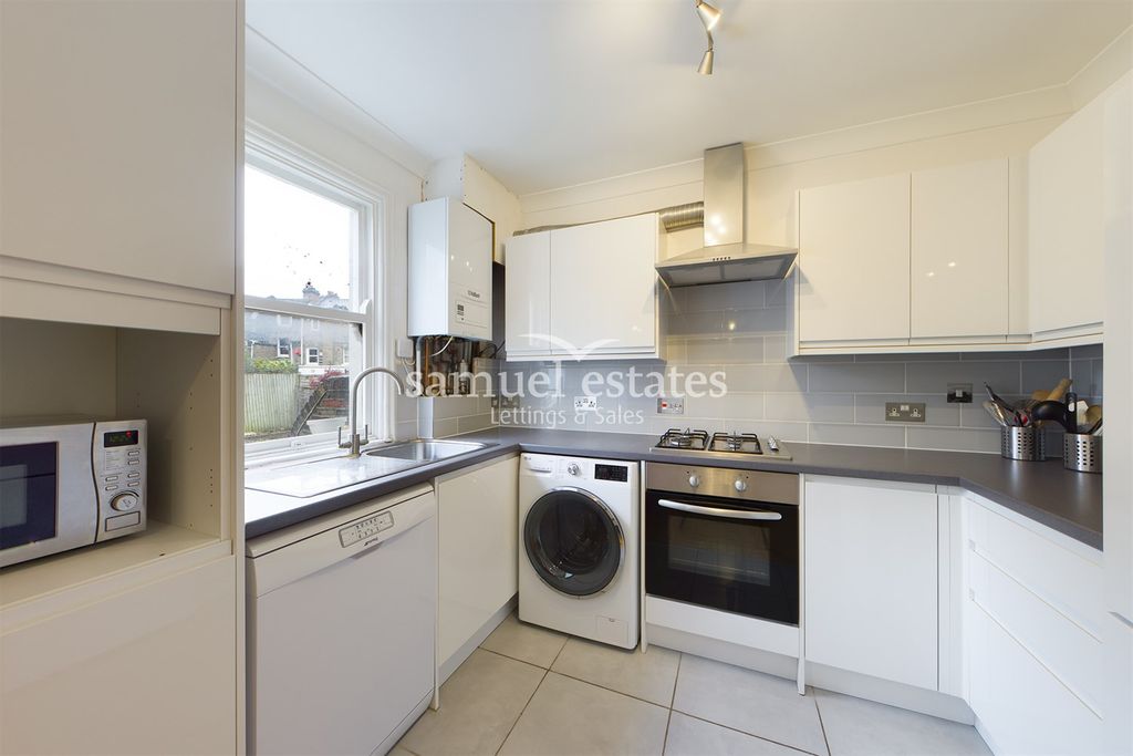 Property photo 3 of 11 Kitchen