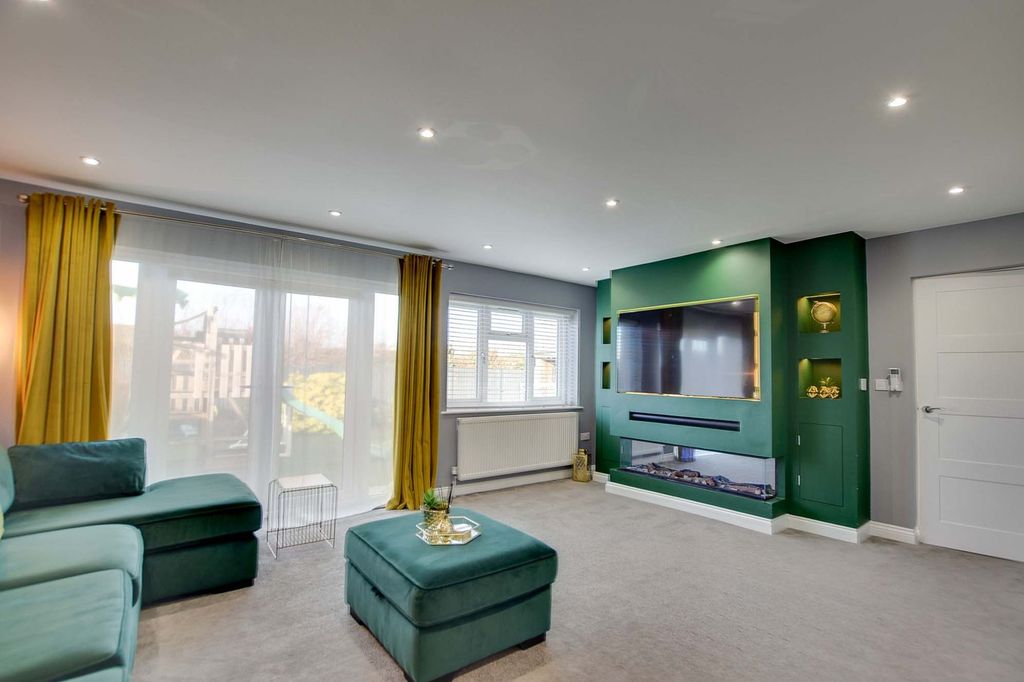 Property photo 2 of 40