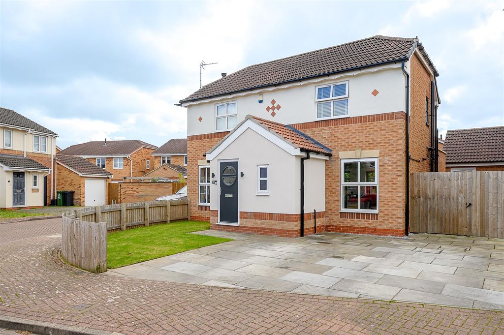 Property photo 1 of 18 External
