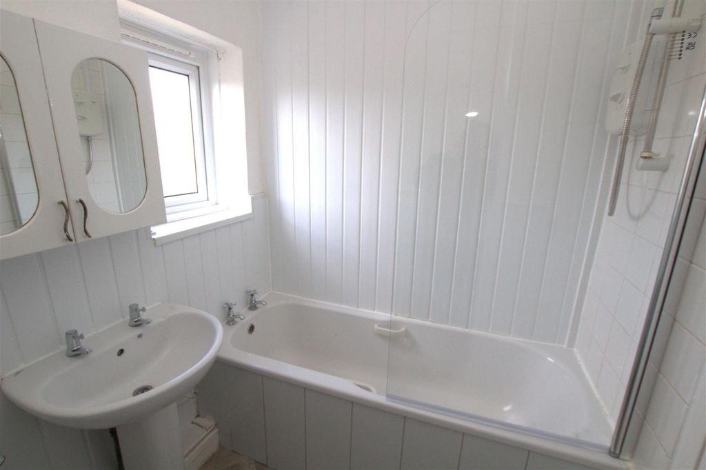 Property photo 1 of 11 74 Hershall Bathroom.Jpg